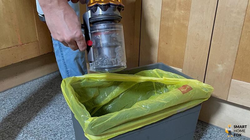 Der rote Hebel bzw. Schieber des Dyson Akkustaubsaugers
